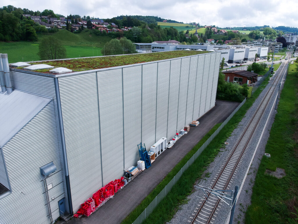 Fassade der Energiezelle Neuenegg mit zukünftiger vollständiger Ausstattung von Solarpaneelen für nachhaltige Energieerzeugung